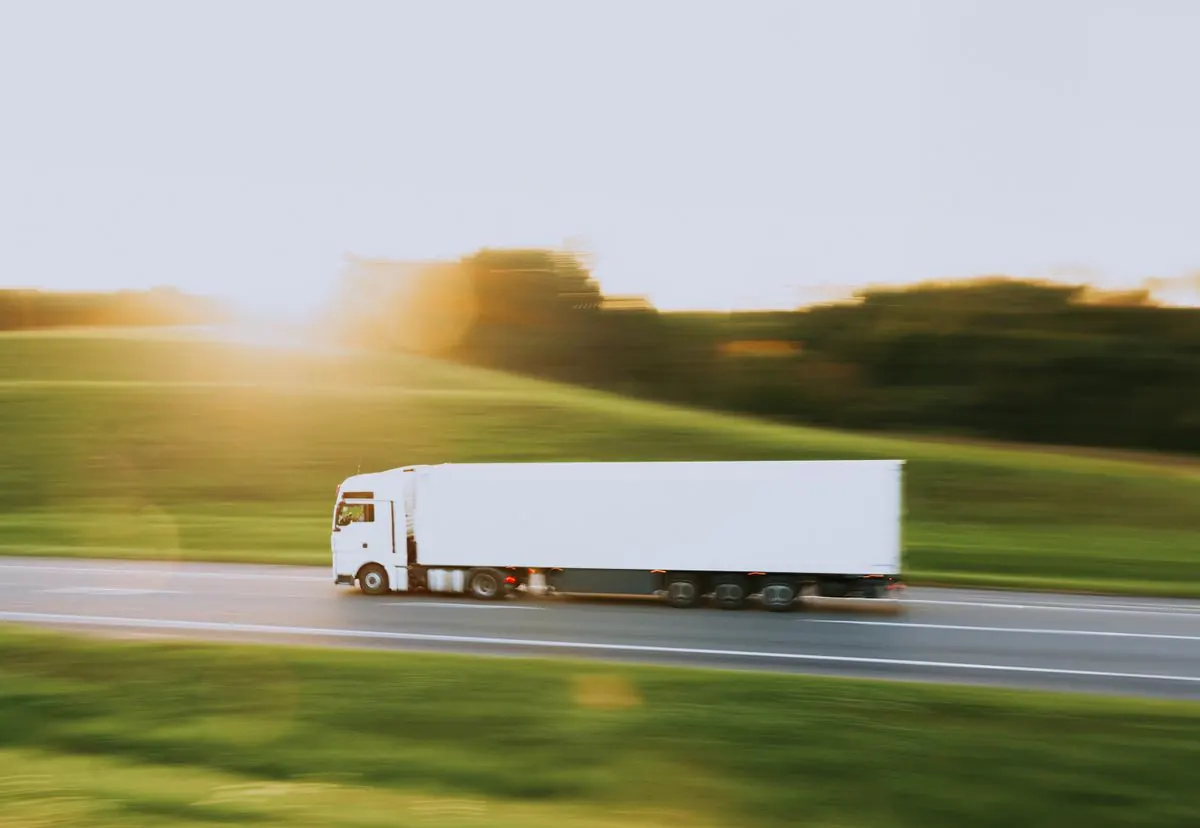 Tractocamión blanco en movimiento por carretera