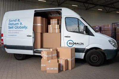 Camioneta de reparto con cajas en un almacén